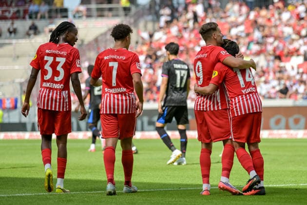 Jubel nach dem Tor zum 2:0 durch Lucas Hoeler (SC Freiburg, 09) mit Jordy Makengo (SC Freiburg, 33), Derry Scherhant (SC Freiburg, 07), Yuito Suzuki (SC Freiburg, 14) GER, SC Freiburg vs Crystal Palace FC, Fussball, Testspiel, , Saison 2026 2027, 15.08.2026 GER, SC Freiburg vs Crystal Palace FC, Fussball, Testspiel, , Saison 2026 2027, 15.08.2026 Freiburg *** Celebration after Lucas Hoeler (SC Freiburg, 09) scored the 2-0 goal, with Jordy Makengo (SC Freiburg, 33) and Derry Scherhant (SC Freiburg, 07, Yuito Suzuki (SC Freiburg, 14), GER, SC Freiburg vs. Crystal Palace FC, soccer, friendly match, 2026–2027 season, August 15, 2026 GER, SC Freiburg vs. Crystal Palace FC, soccer, friendly match, 2026–2027 season, August 15, 2026 Freiburg Copyright: xEibner-Pressefotox EP_THS