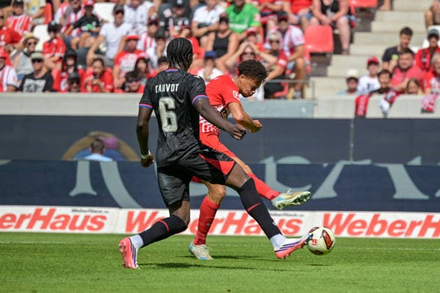 Derry Scherhant (SC Freiburg, 07) mit Ball beim Abschluus vor Jaydee Canvot (Crystal Palace FC, 06) GER, SC Freiburg vs Crystal Palace FC, Fussball, Testspiel, , Saison 2026 2027, 15.08.2026 GER, SC Freiburg vs Crystal Palace FC, Fussball, Testspiel, , Saison 2026 2027, 15.08.2026 Freiburg *** Derry Scherhant (SC Freiburg), No. 07, with the ball as he shoots past Jaydee Canvot (Crystal Palace FC), No. 06, Germany, SC Freiburg vs. Crystal Palace FC, soccer, friendly match, , 2026–2027 season, August 15, 2026, Germany, SC Freiburg vs. Crystal Palace FC, soccer, friendly match, 2026–2027 season, August 15, 2026, Freiburg Copyright: xEibner-Pressefotox EP_THS