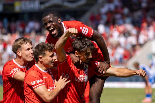 Regionalliga Nordost: FC Rot-Weiß Erfurt vs. 1. FC Magdeburg II; Erfurt; 15.08.2026 Dustin Forkel ( 17; FC Rot-Weiß Erfurt) (rechts), Benny Boboy ( 27; FC Rot-Weiß Erfurt) (oben) und Robbie Felßberg ( 18; FC Rot-Weiß Erfurt) (vorne rechts) Regionalliga Nordost: FC Rot-Weiß Erfurt vs. 1. FC Magdeburg II; Steigerwaldstadion Erfurt; 15.08.2026 *** Regionalliga Northeast: FC Rot Weiß Erfurt vs. 1. FC Magdeburg II, Erfurt, August 15, 2026. Dustin Forkel (17, FC Rot Weiß Erfurt) on the right, Benny Boboy 27, FC Rot-Weiß Erfurt, top, and Robbie Felßberg 18, FC Rot-Weiß Erfurt, front right. Northeast Regional League: FC Rot-Weiß Erfurt vs. 1 FC Magdeburg II, Steigerwaldstadion, Erfurt, August 15, 2026 Copyright: xBEAUTIFULxSPORTS Duehringx