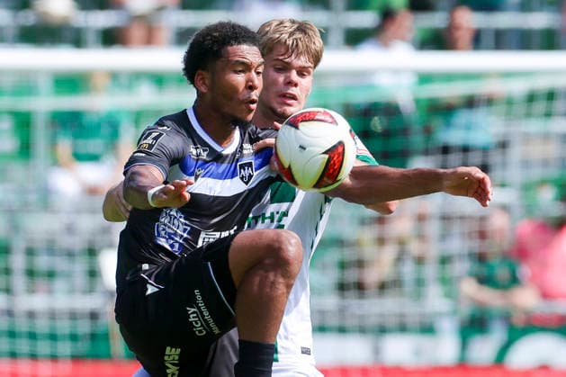 Danny Namaso Loader (AJ Auxerre) und Mick Schmetgens (Werder Bremen) kaempfen um den Ball waehrend des Freundschaftsspiels zwischen Werder Bremen und AJ Auxerre im Weserstadion am 15. August 2026 in Bremen, Deutschland. (Foto von Marco Steinbrenner DeFodi Images) +++ Danny Namaso Loader (AJ Auxerre) und Mick Schmetgens (Werder Bremen) battle for the ball during the Friendly match between Werder Bremen and AJ Auxerre at Weserstadion on August 15, 2026 in Bremen, Germany. (Photo by Marco Steinbrenner DeFodi Images) (Photo by Marco Steinbrenner DeFodi Images) - *** Danny Namaso of AJ Auxerre and Mick Schmetgens of Werder Bremen battle for the ball during the friendly match between Werder Bremen and AJ Auxerre at Weserstadion on August 15, 2026, in Bremen, Germany Photo by Marco Steinbrenner DeFodi Images Danny Namaso Loader of AJ Auxerre and Mick Schmetgen of Werder Bremen battle for the ball during the friendly match between Werder Bremen and AJ Auxerre at Weserstadion on August 15, 2026 in Bremen, Germany Photo by Marco Steinbrenner DeFodi Images Photo by Marco Steinbrenner DeFodi Images