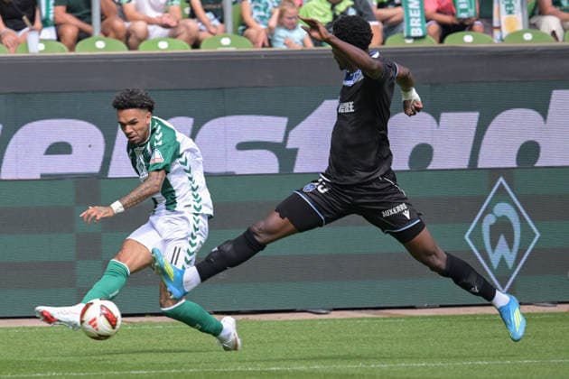 Flanke von Justin Njinmah (SV Werder Bremen 11), SV Werder Bremen - AJ Auxerre, Fussball, Bundesliga, Testspiel, 15.8.2026 DFB regulations prohibit any use of photographs as image sequences and or quasi-video Bremen Bremen Deutschland *** Cross by Justin Njinmah, SV Werder Bremen 11, SV Werder Bremen vs. AJ Auxerre, soccer, Bundesliga, friendly match, August 15, 2026. DFB regulations prohibit any use of photographs as image sequences and or quasi-video. Bremen, Bremen, Germany Copyright: xkolbert-press BurghardxSchreyerx