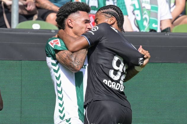 Justin Njinmah (SV Werder Bremen 11) und Clement Akpa (AJ Auxerre 92) gerieten heftig aneinander , SV Werder Bremen - AJ Auxerre, Fussball, Bundesliga, Testspiel, 15.8.2026 DFB regulations prohibit any use of photographs as image sequences and or quasi-video Bremen Bremen Deutschland *** Justin Njinmah (SV Werder Bremen 11) and Clement Akpa (AJ Auxerre 92) got into a heated altercation; SV Werder Bremen, AJ Auxerre, soccer, Bundesliga, friendly match, August 15, 2026. DFB regulations prohibit any use of photographs as image sequences and or quasi-video. Bremen, Bremen, Germany Copyright: xkolbert-press BurghardxSchreyerx