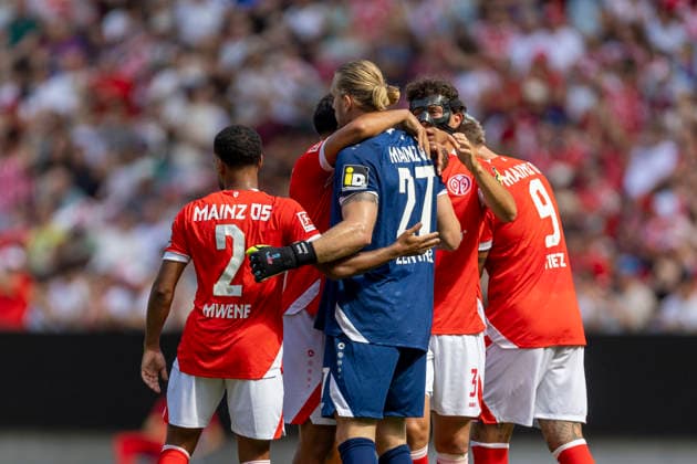 GER, Mainz, Fussball, Testspiel, FSV Mainz 05 vs. AFC Bournemouth im Bild v.l.: Nadiem Amiri (FSV Mainz 05 10), Robin Zentner (FSV Mainz 05 27), Torjubel 15.08.2026, MEWA-Arena Mainz DFL DFB REGULATIONS PROHIBIT ANY USE OF PHOTOGRAPHS AS IMAGE SEQUENCES AND OR QUASI-VIDEO, *** GER, Mainz, Soccer, Friendly Match, FSV Mainz 05 vs. AFC Bournemouth (pictured, from left): Nadiem Amiri (FSV Mainz 05, 10), Robin Zentner (FSV Mainz 05, 27), Goal Celebration, August 15, 2026, MEWA Arena Mainz DFL DFB REGULATIONS PROHIBIT ANY USE OF PHOTOGRAPHS AS IMAGE SEQUENCES AND OR QUASI-VIDEO, Copyright: HMBxMedia PaulxFritz