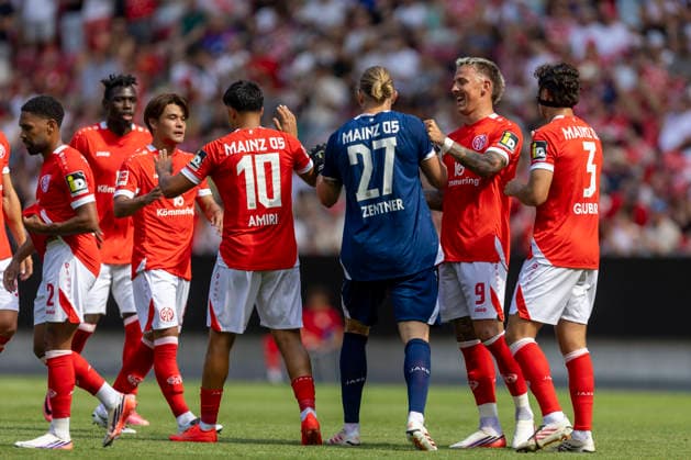 GER, Mainz, Fussball, Testspiel, FSV Mainz 05 vs. AFC Bournemouth im Bild v.l.: Nadiem Amiri (FSV Mainz 05 10), Robin Zentner (FSV Mainz 05 27), Phillip Tietz (FSV Mainz 05 09), Torjubel 15.08.2026, MEWA-Arena Mainz DFL DFB REGULATIONS PROHIBIT ANY USE OF PHOTOGRAPHS AS IMAGE SEQUENCES AND OR QUASI-VIDEO, *** GER, Mainz, Soccer, Friendly Match, FSV Mainz 05 vs. AFC Bournemouth (pictured, from left): Nadiem Amiri (FSV Mainz 05, 10), Robin Zentner (FSV Mainz 05, 27), Phillip Tietz, FSV Mainz 05 09, goal celebration 15 08 2026, MEWA Arena, Mainz. DFL and DFB regulations prohibit any use of photographs as image sequences and or quasi-video, Copyright: HMBxMedia PaulxFritz