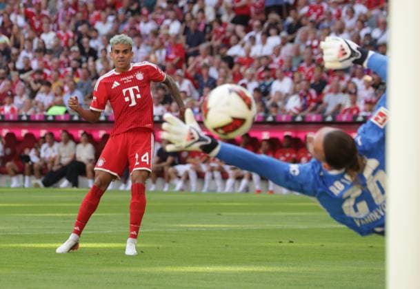 Bayerns 14 LUIS DIAZ trifft ins Tor zum 1:0. Fussball: Muenchen - Leipzig. Fußball - Testspiel, FC Bayern München - RB Leipzig, Telekom Cup, Saison 2026-2027, am 15.08.2026 in Muenchen, A L L I A N Z A R E N A, Deutschland. Quelle Copyright Credit : Oryk HAIST *** Bayern s No. 14, LUIS DIAZ, scores the 1-0 goal in the Munich vs. Leipzig soccer friendly, FC Bayern Munich vs. RB Leipzig, Telekom Cup, 2026–2027 season, on August 15, 2026, in Munich, Allianz Arena, Germany. Source: Copyright Credit Oryk HAIST xFUSSBALL-BAYERN-LEIPZIGx