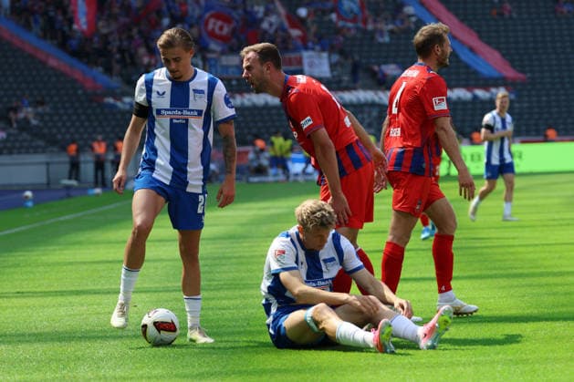 BERLIN, DEUTSCHLAND - AUGUST 15: Benedikt Gimber (Heidenheim, 5) angry, mad, yells at Marten Winkler (Hertha BSC, 22), during the match in the 2. German Bundesliga: Hertha BSC - 1. FC Heidenheim at Olympiastadion Berlin on matchday 29 on August 15, 2026 in Berlin, Deutschland. DFB regulations prohibit any use of photographs as image sequences and or quasi video. Berlin Deutschland Copyright: xO.Frankex