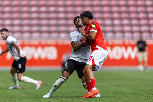 GER, Mainz, Fussball, Testspiel, FSV Mainz 05 vs. AFC Bournemouth im Bild v.l.: Marcus Tavernier (AFC Bournemouth 16), Nadiem Amiri (FSV Mainz 05 10), Zweikampf 15.08.2026, MEWA-Arena Mainz DFL DFB REGULATIONS PROHIBIT ANY USE OF PHOTOGRAPHS AS IMAGE SEQUENCES AND OR QUASI-VIDEO, *** GER, Mainz, Soccer, Friendly Match, FSV Mainz 05 vs. AFC Bournemouth (pictured, from left): Marcus Tavernier, AFC Bournemouth 16, Nadiem Amiri, FSV Mainz 05, 10; tackle, August 15, 2026, MEWA Arena, Mainz. DFL and DFB regulations prohibit any use of photographs as image sequences and or quasi-video, Copyright: HMBxMedia PaulxFritz