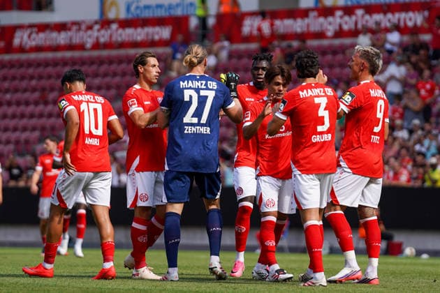 Deutschland: Fussball Freundschaftsspiel 1. FSV Mainz 05 vs AFC Bournemouth Mewa Arena (Mainz): Torjubel zum 1:0 durch eine Vorlage von Robin Zentner (FSV, 27) *** Germany Soccer Friendly Match 1: FSV Mainz 05 vs. AFC Bournemouth, Mewa Arena, Mainz. Celebration of the 1-0 goal off an assist by Robin Zentner (FSV), 27 Copyright: xTobiasxWentzellx