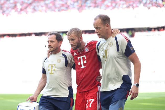Konrad Laimer (FC Bayern Muenchen, 27) wird verletzt rausgebracht, GER, FC Bayern Muenchen vs. RB Leipzig, Fussball, Telekom Cup, Testspiel, Saison 2026 2027, 15.08.2026, GER, FC Bayern Muenchen vs. RB Leipzig, Fussball, Telekom Cup, Testspiel, Saison 2026 2027, 15.08.2026 Muenchen *** Konrad Laimer, FC Bayern Munich, 27, is carried off the field injured, GER, FC Bayern Munich vs. RB Leipzig, Soccer, Telekom Cup, Friendly, 2026–2027 Season, August 15, 2026, GER, FC Bayern Munich vs. RB Leipzig, soccer, Telekom Cup, friendly match, 2026–2027 season, August 15, 2026, Munich Copyright: xEibner-Pressefoto JennixMaulx EP_JML