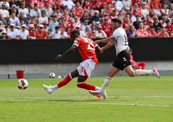 15.08.2026, xsltx, Fussball Testspiel, FSV Mainz 05 - AFC Bournemouth v.l. Nach einem langen Abwurf von Robin Zentner (1. FSV Mainz 05) enteilt Sheraldo Becker (1. FSV Mainz 05) Adam Smith (AFC Bournemouth) und trifft zum 1:0 (DFL DFB REGULATIONS PROHIBIT ANY USE OF PHOTOGRAPHS as IMAGE SEQUENCES and or QUASI-VIDEO) *** August 15, 2026, xsltx, Soccer Friendly, FSV Mainz 05 vs. AFC Bournemouth: After a long throw-in by Robin Zentner (1, FSV Mainz 05), Sheraldo Becker (1, FSV Mainz 05) outruns Adam Smith (AFC Bournemouth) and scores to make it 1–0. DFL and DFB regulations prohibit any use OF PHOTOGRAPHS AS IMAGE SEQUENCES AND OR QUASI-VIDEO