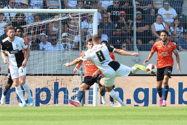 15.08.2026, xrekx, Fussball Testspiel, SV Elversberg - FC Lorient v.l. Torschuss zum 1:0 durch Lukasz Poreba (SV 07 Elversberg) (DFL DFB REGULATIONS PROHIBIT ANY USE OF PHOTOGRAPHS as IMAGE SEQUENCES and or QUASI-VIDEO) Elversberg *** August 15, 2026, xrekx, Soccer Friendly Match, SV Elversberg vs. FC Lorient: Lukasz Poreba scores the 1–0 goal for SV 07 Elversberg. DFL and DFB regulations prohibit any use of photographs as image sequences and or quasi-video. Elversberg