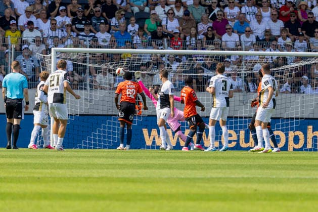 Im Bild: Das Tor zum 1:0, Torwart Yvon Mvogo (FC Lorient, 38) hat keine Chance 15.08.2026, 1. Bundesliga, Testspiel, SV 07 Elversberg - FC Lorient, Deutschland, Spiesen-Elversberg, URSAPHARM-Arena, DFL REGULATIONS PROHIBIT ANY USE OF PHOTOGRAPHS AS IMAGE SEQUENCES AND OR QUASI-VIDEO. *** Pictured: The goal that made it 1–0; FC Lorient goalkeeper Yvon Mvogo, 38, had no chance; August 15, 2026, 1 Bundesliga, Friendly Match, SV 07 Elversberg vs. FC Lorient, Germany, Elversberg, URSAPHARM Arena, DFL REGULATIONS PROHIBIT ANY USE OF PHOTOGRAPHS AS IMAGE SEQUENCES AND OR QUASI-VIDEO Copyright: HMBxMedia xJulienxBecker
