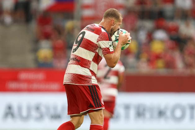 Eric Hottmann (Fortuna Duesseldorf) gestikuliert, Gestik, ist enttaeuscht, beisst in den Ball waehrend des Spiels der 3. Liga zwischen Fortuna Duesseldorf und TSG 1899 Hoffenheim II, Merkur Spiel-Arena am 15. August 2026 in Duesseldorf, Deutschland. (Foto von Oliver Kaelke DeFodi Images) +++ Eric Hottmann (Fortuna Duesseldorf) gestures, looks dejected, bites into the ball during the 3. Liga match between Fortuna Duesseldorf and TSG 1899 Hoffenheim II at Merkur Spiel-Arena on August 15, 2026 in Dusseldorf, Germany. (Photo by Oliver Kaelke DeFodi Images) DFB DFL REGULATIONS PROHIBIT ANY USE OF PHOTOGRAPHS AS IMAGE SEQUENCES AND OR QUASI-VIDEO. (Photo by Oliver Kaelke DeFodi Images) - *** Eric Hottmann of Fortuna Düsseldorf gestures; he is disappointed and bites the ball during the 3. Liga match between Fortuna Düsseldorf and TSG 1899 Hoffenheim II, Merkur Spiel Arena on August 15, 2026, in Düsseldorf, Germany. Photo by Oliver Kaelke, DeFodi Images. Eric Hottmann of Fortuna Düsseldorf gestures, looks dejected, and bites into the ball during the 3. Liga match between Fortuna Düsseldorf and TSG 1899 Hoffenheim II at Merkur Spiel Arena on August 15, 2026 in Düsseldorf, Germany. Photo by Oliver Kaelke, DeFodi Images. DFB and DFL regulations prohibit any use of photographs as image sequences and or quasi-video. Photo by Oliver Kaelke, DeFodi Images.
