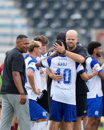15.08.2026, Hänsch-Arena, Meppen, GER, 3. Liga, 2. Spieltag: SV Meppen vs SG Sonnenhof Großaspach, Lucas Beniermann (Trainer SV Meppen) herzt Niclas Nadj (SV Meppen 40), links ist Olufemi Smith (Sportlicher Leiter SV Meppen) DFL REGULATIONS PROHIBIT ANY USE OF PHOTOGRAPHS AS IMAGE SEQUENCES AND OR QUASI-VIDEO. Meppen Niedersachsen Hänsch-Arena *** August 15, 2026, Hänsch Arena, Meppen, GER, 3rd Division, Matchday 2: SV Meppen vs. SG Sonnenhof Großaspach, Lucas Beniermann, coach of SV Meppen, hugs Niclas Nadj of SV Meppen (age 40); on the left is Olufemi Smith, sporting director of SV Meppen. DFL regulations prohibit any use of photographs as image sequences and or quasi-video. Meppen, Lower Saxony, Hänsch Arena