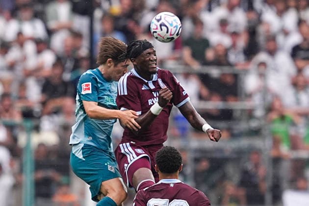 15.08.2026, xydrx, Herren, Fußball, Saisoneroeffnung, Borussia Mönchengladbach - Aston Villa, Saison 2026 2027, ista-Borussia-Park: Daiki Hashioka (Borussia Moenchengladbach, 14) im Zweikampf gegen Tammy Abraham (Aston Villa, 18) DFB regulations prohibit any use of photographs as image sequences and or quasi-video. *** August 15, 2026, xydrx, Men s, Soccer, Season opener, Borussia Mönchengladbach vs. Aston Villa, 2026–2027 season, at Borussia Park, Daiki Hashioka of Borussia Mönchengladbach, No. 14, in a tackle against Tammy Abraham of Aston Villa, No. 18. DFB regulations prohibit any use of photographs as image sequences and or quasi-video. Copyright: HMBxMedia YannisxDreimann