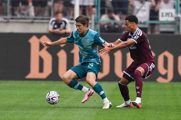 15.08.2026, xydrx, Herren, Fußball, Saisoneroeffnung, Borussia Mönchengladbach - Aston Villa, Saison 2026 2027, ista-Borussia-Park: Daiki Hashioka (Borussia Moenchengladbach, 14) im Zweikampf gegen George Hemmings (Aston Villa, 53) DFB regulations prohibit any use of photographs as image sequences and or quasi-video. *** August 15, 2026, xydrx, Men s, Soccer, Season Opener, Borussia Mönchengladbach vs. Aston Villa, 2026–2027 season, ista Borussia Park, Daiki Hashioka (Borussia Mönchengladbach), No. 14 in a tackle against George Hemmings (Aston Villa), No. 53. DFB regulations prohibit any use of photographs as image sequences and or quasi-video. Copyright: HMBxMedia YannisxDreimann