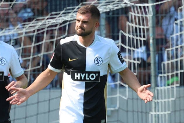 15.08.2026, xrekx, Fussball Testspiel, SV Elversberg - FC Lorient v.l. Lukasz Poreba (SV 07 Elversberg) erzielt das Tor, Treffer, scores the goal zum 1:0 (DFL DFB REGULATIONS PROHIBIT ANY USE OF PHOTOGRAPHS as IMAGE SEQUENCES and or QUASI-VIDEO) Elversberg *** August 15, 2026, xrekx, Soccer Friendly Match, SV Elversberg vs. FC Lorient, Lukasz Poreba, SV 07 Elversberg scores the goal, goal, scores the goal to make it 1–0. DFL and DFB regulations prohibit any use of photographs as image sequences and or quasi-video. Elversberg
