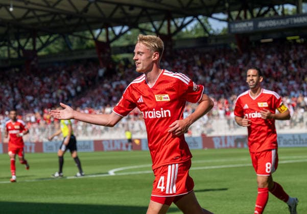 Fußball, Herren, Saison 2026 2027, Testspiel, 1. FC Union Berlin - Ipswich Town, v. l. Zeno Van Den Bosch (1. FC Union Berlin), Rani Khedira (1. FC Union Berlin), Jubel nach Tor zum 1:0, 15.08.2026, *** Soccer, Men s, 2026–2027 season, Friendly match, 1. FC Union Berlin vs. Ipswich Town, from left: Zeno Van Den Bosch (1. FC Union Berlin), Rani Khedira (1. FC Union Berlin), celebration after the 1–0 goal, August 15, 2026, Copyright: xSebastianxRäppold MatthiasxKochx