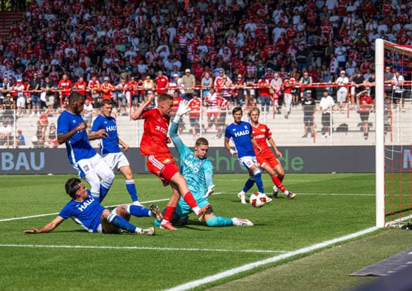 Fußball, Herren, Saison 2026 2027, Testspiel, 1. FC Union Berlin - Ipswich Town, Zeno Van Den Bosch (1. FC Union Berlin) erzielt das Tor zum 1:0 gegen Jacob Greaves (Ipswich), Issa Diop (Ipswich) und Torhüter Kjell Scherpen (Ipswich), 15.08.2026, *** Soccer, Men s, 2026–2027 Season, Friendly Match, 1. FC Union Berlin vs. Ipswich Town, Zeno Van Den Bosch of 1. FC Union Berlin scores the 1–0 goal against Jacob Greaves of Ipswich, Issa Diop of Ipswich, and goalkeeper Kjell Scherpen of Ipswich, August 15, 2026, Copyright: xSebastianxRäppold MatthiasxKochx