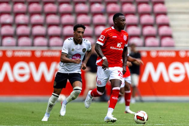GER, Mainz, Fussball, Testspiel, FSV Mainz 05 vs. AFC Bournemouth im Bild v.l.: Marcus Tavernier (AFC Bournemouth 16), Sheraldo Becker (FSV Mainz 05 23), Zweikampf 15.08.2026, MEWA-Arena Mainz DFL DFB REGULATIONS PROHIBIT ANY USE OF PHOTOGRAPHS AS IMAGE SEQUENCES AND OR QUASI-VIDEO, *** GER, Mainz, Soccer, Friendly Match, FSV Mainz 05 vs. AFC Bournemouth (pictured, from left): Marcus Tavernier (AFC Bournemouth, 16), Sheraldo Becker (FSV Mainz 05, 23), tackle, August 15, 2026, MEWA Arena, Mainz. DFL and DFB regulations prohibit any use of photographs as image sequences and or quasi-video, Copyright: HMBxMedia PaulxFritz