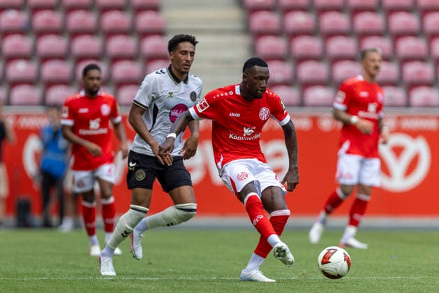 GER, Mainz, Fussball, Testspiel, FSV Mainz 05 vs. AFC Bournemouth im Bild v.l.: Marcus Tavernier (AFC Bournemouth 16), Sheraldo Becker (FSV Mainz 05 23), Zweikampf 15.08.2026, MEWA-Arena Mainz DFL DFB REGULATIONS PROHIBIT ANY USE OF PHOTOGRAPHS AS IMAGE SEQUENCES AND OR QUASI-VIDEO, *** GER, Mainz, Soccer, Friendly Match, FSV Mainz 05 vs. AFC Bournemouth (pictured, from left): Marcus Tavernier (AFC Bournemouth, 16), Sheraldo Becker (FSV Mainz 05, 23), tackle, August 15, 2026, MEWA Arena, Mainz. DFL and DFB regulations prohibit any use of photographs as image sequences and or quasi-video, Copyright: HMBxMedia PaulxFritz