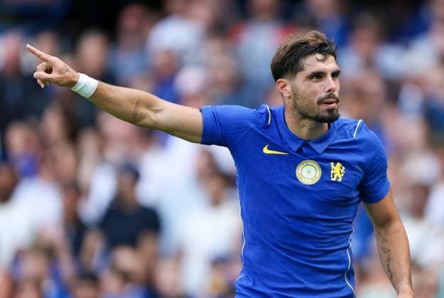 Pedro Neto of Chelsea points Chelsea v Real Sociedad, Pre Season Friendly, Football, Stamford Bridge, London, UK, 15 08 2026, England - 15 Aug 2026London Stamford Bridge England United Kingdom  Copyright: xHanc WiredxPhotos Shutterstockx 17084257aj