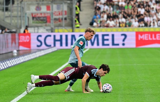 15.08.2026; Moenchengladbach; Fussball, Herren, Saison 2026 2027, Testspiel Borussia Moenchengladbach vs. Aston Villa Zweikampf zwischen Robin Hack (Gladbach, oben), Kosta Nedeljkovic (Aston Villa, unten)_ DFL regulations prohibit any use of photographs as image sequences and or quasi-video. ista-Borussia-Park Nordrhein-Westfalen Deutschland *** August 15, 2026, Mönchengladbach Soccer, Men s, 2026–2027 season, Friendly match: Borussia Mönchengladbach vs. Aston Villa. Tackle between Robin Hack (Gladbach, top) and Kosta Nedeljkovic (Aston Villa, bottom). DFL regulations prohibit any use of photographs as image sequences and or quasi-video content. Borussia Park, North Rhine-Westphalia, Germany