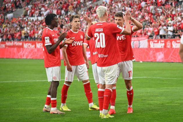 Semir Telalovic (Essen 17) jubelt nach dem Tor zum 1:0 mit der Mannschaft 15.08.2026 ¢ Fussball ¢ Rot-Weiss Essen vs TSV Havelse, Stadion Essen, Essen, DFB DFL REGULATIONS PROHIBIT ANY USE OF PHOTOGRAPHS AS IMAGE SEQUENCES AND OR QUASI-VIDEO NRW Germany *** Semir Telalovic (Essen 17) celebrates with his teammates after scoring the 1-0 goal on August 15, 2026 ¢ Soccer ¢ Rot Weiss Essen vs. TSV Havelse, Essen Stadium, Essen, DFB and DFL regulations prohibit any use of photographs as image sequences and or quasi-video. NRW, Germany Copyright: xpepphotox xHorstxMauelshagenx pep00321, pep_20260815_hm_398743