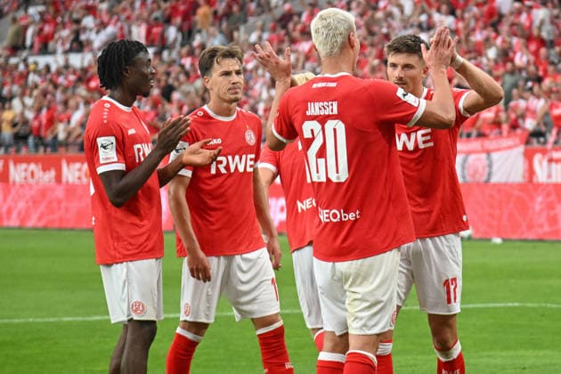 Semir Telalovic (Essen 17) jubelt nach dem Tor zum 1:0 mit der Mannschaft 15.08.2026 ¢ Fussball ¢ Rot-Weiss Essen vs TSV Havelse, Stadion Essen, Essen, DFB DFL REGULATIONS PROHIBIT ANY USE OF PHOTOGRAPHS AS IMAGE SEQUENCES AND OR QUASI-VIDEO NRW Germany *** Semir Telalovic (Essen 17) celebrates with his teammates after scoring the 1-0 goal on August 15, 2026 ¢ Soccer ¢ Rot Weiss Essen vs. TSV Havelse, Essen Stadium, Essen, DFB and DFL regulations prohibit any use of photographs as image sequences and or quasi-video. NRW, Germany Copyright: xpepphotox xHorstxMauelshagenx pep00321, pep_20260815_hm_398743
