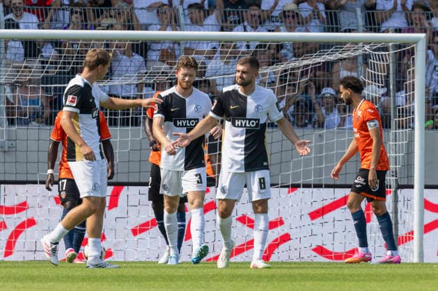 Im Bild: Jubel nach dem Tor zum 1:0 bei v.li. Lasse Guenther (SV 07 Elversberg, 21), Florian Le Joncour (SV 07 Elversberg, 3) und Torschütze Lukasz Poreba (SV 07 Elversberg, 8) 15.08.2026, 1. Bundesliga, Testspiel, SV 07 Elversberg - FC Lorient, Deutschland, Spiesen-Elversberg, URSAPHARM-Arena, DFL REGULATIONS PROHIBIT ANY USE OF PHOTOGRAPHS AS IMAGE SEQUENCES AND OR QUASI-VIDEO. *** Pictured: Celebrations after the 1-0 goal; from left: Lasse Guenther (SV 07 Elversberg), 21, Florian Le Joncour of SV 07 Elversberg, 3, and goal scorer Lukasz Poreba of SV 07 Elversberg, 8, August 15, 2026, 1st Bundesliga, Friendly Match, SV 07 Elversberg vs. FC Lorient, Germany, Spiesen Elversberg, URSAPHARM Arena, DFL REGULATIONS PROHIBIT ANY USE OF PHOTOGRAPHS AS IMAGE SEQUENCES AND OR QUASI-VIDEO Copyright: HMBxMedia xJulienxBecker