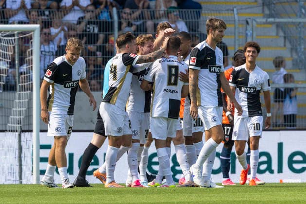 Im Bild: Jubel nach dem Tor zum 1:0 bei den Spielern vom SV Elversberg. 15.08.2026, 1. Bundesliga, Testspiel, SV 07 Elversberg - FC Lorient, Deutschland, Spiesen-Elversberg, URSAPHARM-Arena, DFL REGULATIONS PROHIBIT ANY USE OF PHOTOGRAPHS AS IMAGE SEQUENCES AND OR QUASI-VIDEO. *** Pictured: SV Elversberg players celebrating after scoring the 1-0 goal on August 15, 2026, 1st Bundesliga, Friendly Match, SV 07 Elversberg vs. FC Lorient, Germany, Spiesen Elversberg, URSAPHARM Arena, DFL REGULATIONS PROHIBIT ANY USE OF PHOTOGRAPHS AS IMAGE SEQUENCES AND OR QUASI-VIDEO Copyright: HMBxMedia xJulienxBecker