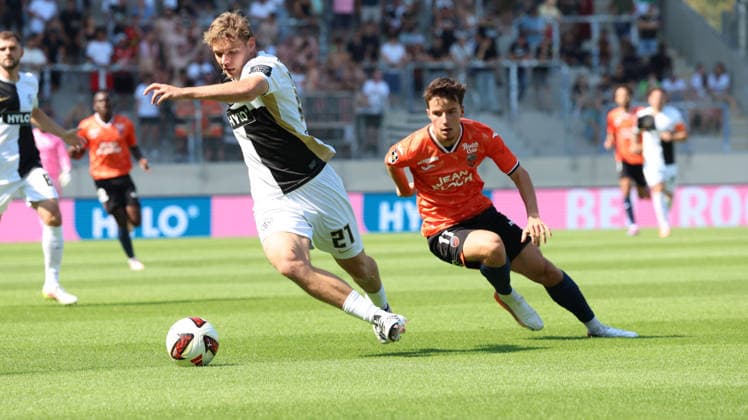 15.08.2026, xrekx, Fussball Testspiel, SV Elversberg - FC Lorient v.l. Lasse Günther (SV 07 Elversberg) Panos Katseris (FC Lorient) Zweikampf, Aktion, action, battle for the ball (DFL DFB REGULATIONS PROHIBIT ANY USE OF PHOTOGRAPHS as IMAGE SEQUENCES and or QUASI-VIDEO) Elversberg *** August 15, 2026, xrekx, Soccer Friendly Match, SV Elversberg vs. FC Lorient, Lasse Günther (SV 07 Elversberg) vs. Panos Katseris (FC Lorient), Tackle, Action, battle for the ball. DFL and DFB regulations prohibit any use of photographs as image sequences and or quasi-video. Elversberg