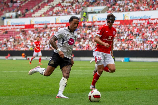GER, Mainz, Fussball, Testspiel, FSV Mainz 05 vs. AFC Bournemouth im Bild v.l.: Justin Kluivert (AFC Bournemouth 19), Fabio Gruber (FSV Mainz 05 03), Zweikampf 15.08.2026, MEWA-Arena Mainz DFL DFB REGULATIONS PROHIBIT ANY USE OF PHOTOGRAPHS AS IMAGE SEQUENCES AND OR QUASI-VIDEO, *** GER, Mainz, Soccer, Friendly Match, FSV Mainz 05 vs. AFC Bournemouth (pictured, from left): Justin Kluivert (AFC Bournemouth 19), Fabio Gruber (FSV Mainz 05 03), tackle on August 15, 2026, MEWA Arena, Mainz. DFL and DFB regulations prohibit any use of photographs as image sequences and or quasi-video, Copyright: HMBxMedia PaulxFritz