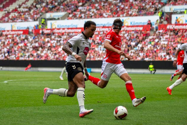 GER, Mainz, Fussball, Testspiel, FSV Mainz 05 vs. AFC Bournemouth im Bild v.l.: Justin Kluivert (AFC Bournemouth 19), Fabio Gruber (FSV Mainz 05 03), Zweikampf 15.08.2026, MEWA-Arena Mainz DFL DFB REGULATIONS PROHIBIT ANY USE OF PHOTOGRAPHS AS IMAGE SEQUENCES AND OR QUASI-VIDEO, *** GER, Mainz, Soccer, Friendly Match, FSV Mainz 05 vs. AFC Bournemouth (pictured, from left): Justin Kluivert (AFC Bournemouth 19), Fabio Gruber (FSV Mainz 05 03), tackle on August 15, 2026, MEWA Arena, Mainz. DFL and DFB regulations prohibit any use of photographs as image sequences and or quasi-video, Copyright: HMBxMedia PaulxFritz