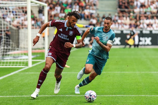 MOENCHENGLADBACH, GERMANY August 15: Tyrone Mings (Aston Villa, 5) challenges Tim Kleindienst (Borussia Moenchengladbach, 11) for the ball during the pre-season friendly match between Borussia Mönchengladbach and Aston Villa at the ista-BORUSSIA-PARK on August 15, 2026 in Moenchengladbach, Germany. DFL REGULATIONS PROHIBIT ANY USE OF PHOTOGRAPHS AS IMAGE SEQUENCES AND OR QUASI-VIDEO. Copyright: xNatachaxFreisenx
