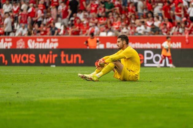 Omer Hanin (TSV Havelse, 13) sitzt enttaeuscht auf dem Rasen nach der 1:0 Niederlage gegen die Essener, GER Rot-Weiss Essen vs. TSV Havelse, Fussball, 3. Liga, Spieltag 02, Saison 2026 2027, 15.08.2026 DFB DFL REGULATIONS PROHIBIT ANY USE OF PHOTOGRAPHS AS IMAGE SEQUENCES AND OR QUASI-VIDEO, GER Rot-Weiss Essen vs. TSV Havelse, Fussball, 3. Liga, Spieltag 02, Saison 2026 2027, 15.08.2026 Essen *** Omer Hanin of TSV Havelse, No. 13, sits on the field, disappointed, after the 1–0 loss to Essen, GER Rot Weiss Essen vs. TSV Havelse, soccer, 3. Liga, Matchday 02, 2026–2027 season, August 15, 2026 DFB and DFL regulations prohibit any use of photographs as image sequences and or quasi-video, GER Rot-Weiss Essen vs. TSV Havelse, soccer, 3. Liga, Matchday 02, 2026–2027 season, August 15, 2026, Essen Copyright: xEibner-Pressefoto FabianxFriesex EP_FFE