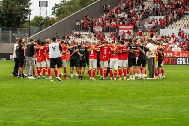 Die Essener haben das Spiel gewonnen und stehen im Kreis auf dem Spielfeld, GER Rot-Weiss Essen vs. TSV Havelse, Fussball, 3. Liga, Spieltag 02, Saison 2026 2027, 15.08.2026 DFB DFL REGULATIONS PROHIBIT ANY USE OF PHOTOGRAPHS AS IMAGE SEQUENCES AND OR QUASI-VIDEO, GER Rot-Weiss Essen vs. TSV Havelse, Fussball, 3. Liga, Spieltag 02, Saison 2026 2027, 15.08.2026 Essen *** The Essen team won the game and are standing in a circle on the field, GER Rot Weiss Essen vs. TSV Havelse, soccer, 3rd Division, Matchday 02, 2026–2027 season, August 15, 2026 DFB and DFL regulations prohibit any use of photographs as image sequences and or quasi-video, GER Rot Weiss Essen vs. TSV Havelse, soccer, 3rd League, Matchday 02, 2026–2027 season, August 15, 2026, Essen Copyright: xEibner-Pressefoto FabianxFriesex EP_FFE