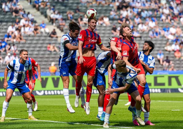 Jan Schoeppner (1. FC Heidenheim 1846, 3) koepft den Ball nach einem Eckball. GER, Hertha BSC vs 1.FC Heidenheim 1846, 2. Bundesliga, 2. Spieltag, Saison 2026-27, 15.08.2026 DFL REGULATIONS PROHIBIT ANY USE OF PHOTOGRAPHS AS IMAGE SEQUENCES AND OR QUASI-VIDEO GER, Hertha BSC vs 1.FC Heidenheim 1846, 2. Bundesliga, 2. Spieltag, Saison 2026-27, 15.08.2026 Berlin *** Jan Schoeppner, 1 FC Heidenheim 1846, 3, heads the ball after a corner kick (GER), Hertha BSC vs. 1 FC Heidenheim 1846, 2. Bundesliga, Matchday 2, 2026–27 season, August 15, 2026. DFL regulations prohibit any use of photographs as image sequences and or quasi-video. GER, Hertha BSC vs. 1 FC Heidenheim 1846, 2. Bundesliga, Matchday 2, 2026–27 season, August 15, 2026, Berlin Copyright: xEibner-Pressefoto ScottxColemanx EP_SCN