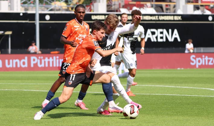 15.08.2026, Fussball, Herren, Testspiel, Saison 2026 2027, SV 07 Elversberg - FC Lorient, Theo Le Bris (FC Lorient) Cole Campbell (SV 07 Elversberg) Elversberg Ursapharm-Arena an der Kaiserlinde Saarland Deutschland (DEU) *** August 15, 2026, Soccer, Men s, Friendly, 2026–2027 Season, SV 07 Elversberg vs. FC Lorient, Theo Le Bris (FC Lorient) vs. Cole Campbell (SV 07 Elversberg), Ursapharm Arena in Elversberg, Saarland, Germany (DEU) Copyright: xFabianxKleerx