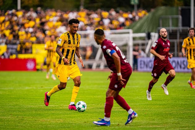 Joel da Silva Kiala (Alemannia Aachen, 37) vor Adrian Stanilewicz (SC Fortuna Koeln, 20) SC Fortuna Koeln vs. Alemannia Aachen, Fussball, 3. Liga, 2. Spieltag, Saison 2026 2027, 15.08.2026 DFB REGULATIONS PROHIBIT ANY USE OF PHOTOGRAPHS AS IMAGE SEQUENCES AND OR QUASI-VIDEO SC Fortuna Koeln vs. Alemannia Aachen, Fussball, 3. Liga, 2. Spieltag, Saison 2026 2027, 15.08.2026 Koeln *** Joel da Silva Kiala, Alemannia Aachen, 37, ahead of Adrian Stanilewicz, SC Fortuna Cologne, 20; SC Fortuna Cologne vs. Alemannia Aachen, soccer, 3rd Division, Matchday 2, 2026–2027 season, August 15, 2026 DFB regulations prohibit any use of photographs as image sequences and or quasi-video SC Fortuna Cologne vs. Alemannia Aachen, soccer, 3rd Division, Matchday 2, 2026–2027 Season, August 15, 2026, Cologne Copyright: xEibner-Pressefoto J.xDerondeaux EP_JDU