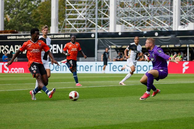 Im Bild: Das Tor zum 1:1, v.li. Torschuetze Mamadou Kone (FC Lorient, 42), Maximilian Rohr (SV 07 Elversberg, 31) und Torwart Nicolas Kristof (SV 07 Elversberg, 20) 15.08.2026, 1. Bundesliga, Testspiel, SV 07 Elversberg - FC Lorient, Deutschland, Spiesen-Elversberg, URSAPHARM-Arena, DFL REGULATIONS PROHIBIT ANY USE OF PHOTOGRAPHS AS IMAGE SEQUENCES AND OR QUASI-VIDEO. *** Pictured: The goal that made it 1-1; from left: goal scorer Mamadou Kone (FC Lorient, 42), Maximilian Rohr (SV 07 Elversberg, 31), and goalkeeper Nicolas Kristof (SV 07 Elversberg, 20); August 15, 2026, 1. Bundesliga, Friendly Match, SV 07 Elversberg vs. FC Lorient, Germany, Spiesen Elversberg, URSAPHARM Arena. DFL regulations prohibit any use of photographs as image sequences and or quasi-video. Copyright: HMBxMedia xJulienxBecker