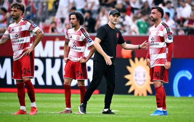 Düsseldorf, Germany, 3. Liga, Matchday 2, Merkur-Spiel-Arena Düsseldorf, Fortuna Düsseldorf vs TSG Hoffenheim II 0:2; Fabian Schleusener (F95), Anas Slimani (F95), Cheftrainer Alexander Ende (F95), Philipp Förster (F95) after the match. Disappointment, Frustration, Action. *** Düsseldorf, Germany, 3. Liga, Matchday 2, Merkur Spiel Arena Düsseldorf, Fortuna Düsseldorf vs. TSG Hoffenheim II 0–2 Fabian Schleusener F95, Anas Slimani F95, Head Coach Alexander Ende F95, Philipp Förster F95 after the match: Disappointment, Frustration, Action