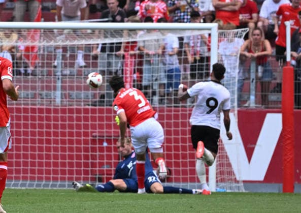 15.08.2026, xsltx, Fussball Testspiel, FSV Mainz 05 - AFC Bournemouth v.l. Robin Zentner (1. FSV Mainz 05), Fabio Gruber (1. FSV Mainz 05), Evanilson (AFC Bournemouth) trifft zum 1:1 (DFL DFB REGULATIONS PROHIBIT ANY USE OF PHOTOGRAPHS as IMAGE SEQUENCES and or QUASI-VIDEO) *** August 15, 2026, xsltx, Soccer Friendly Match, FSV Mainz 05 vs. AFC Bournemouth, Robin Zentner 1 FSV Mainz 05, Fabio Gruber 1 FSV Mainz 05, Evanilson AFC Bournemouth scores to make it 1–1. DFL and DFB regulations prohibit any use of photographs as image sequences and or quasi-video.