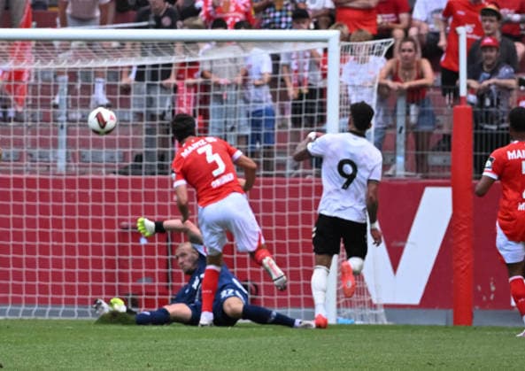 15.08.2026, xsltx, Fussball Testspiel, FSV Mainz 05 - AFC Bournemouth v.l. Robin Zentner (1. FSV Mainz 05), Fabio Gruber (1. FSV Mainz 05), Evanilson (AFC Bournemouth) trifft zum 1:1 (DFL DFB REGULATIONS PROHIBIT ANY USE OF PHOTOGRAPHS as IMAGE SEQUENCES and or QUASI-VIDEO) *** August 15, 2026, xsltx, Soccer Friendly Match, FSV Mainz 05 vs. AFC Bournemouth, Robin Zentner 1 FSV Mainz 05, Fabio Gruber 1 FSV Mainz 05, Evanilson AFC Bournemouth scores to make it 1–1. DFL and DFB regulations prohibit any use of photographs as image sequences and or quasi-video.