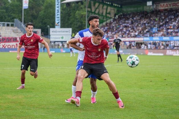Deutschland: Fussball, 3. Liga, 2. Spieltag, Hänsch-Arena, SV Meppem vs. SG Sonnenhof-Großaspach: Kasra Ghawilu (SV Meppen, 10) und Luca Damiano Molinari (SG Sonnenhof Großaspach, 21) *** German Soccer, 3rd Division, Matchday 2, Hänsch Arena, SV Meppen vs. SG Sonnenhof Großaspach: Kasra Ghawilu (SV Meppen, 10) and Luca Damiano Molinari (SG Sonnenhof Großaspach, 21) Copyright: xMichelxWittex