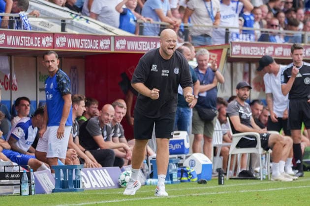 Deutschland: Fussball, 3. Liga, 2. Spieltag, Hänsch-Arena, SV Meppem vs. SG Sonnenhof-Großaspach: Lucas Beniermann (Trainer, SV Meppen) *** German Soccer, 3rd Division, Matchday 2, Hänsch Arena, SV Meppen vs. SG Sonnenhof Großaspach; Lucas Beniermann, Coach, SV Meppen Copyright: xMichelxWittex
