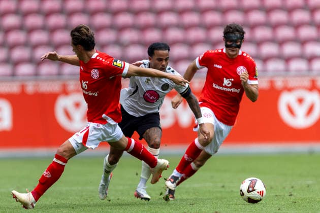 GER, Mainz, Fussball, Testspiel, FSV Mainz 05 vs. AFC Bournemouth im Bild v.l.: Justin Kluivert (AFC Bournemouth 19), Fabio Gruber (FSV Mainz 05 03), Zweikampf 15.08.2026, MEWA-Arena Mainz DFL DFB REGULATIONS PROHIBIT ANY USE OF PHOTOGRAPHS AS IMAGE SEQUENCES AND OR QUASI-VIDEO, *** GER, Mainz, Soccer, Friendly Match, FSV Mainz 05 vs. AFC Bournemouth (pictured, from left): Justin Kluivert (AFC Bournemouth 19), Fabio Gruber (FSV Mainz 05 03), tackle on August 15, 2026, MEWA Arena, Mainz. DFL and DFB regulations prohibit any use of photographs as image sequences and or quasi-video, Copyright: HMBxMedia PaulxFritz