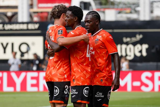 Im Bild: Jubel nach dem Tor zum 1:1 bei v.li. Gabin Bernardeau (FC Lorient, 33), Torschuetze Mamadou Kone (FC Lorient, 42) und Jean-Victor Makengo (FC Lorient, 17) 15.08.2026, 1. Bundesliga, Testspiel, SV 07 Elversberg - FC Lorient, Deutschland, Spiesen-Elversberg, URSAPHARM-Arena, DFL REGULATIONS PROHIBIT ANY USE OF PHOTOGRAPHS AS IMAGE SEQUENCES AND OR QUASI-VIDEO. *** Pictured: Celebrations after the goal that tied the score at 1–1, from left to right: Gabin Bernardeau (FC Lorient, 33), goal scorer Mamadou Kone (FC Lorient, 42), and Jean Victor Makengo (FC Lorient, 17), August 15, 2026, 1 Bundesliga, Friendly Match, SV 07 Elversberg vs. FC Lorient, Germany, Elversberg, URSAPHARM Arena, DFL REGULATIONS PROHIBIT ANY USE OF PHOTOGRAPHS AS IMAGE SEQUENCES AND OR QUASI-VIDEO Copyright: HMBxMedia xJulienxBecker