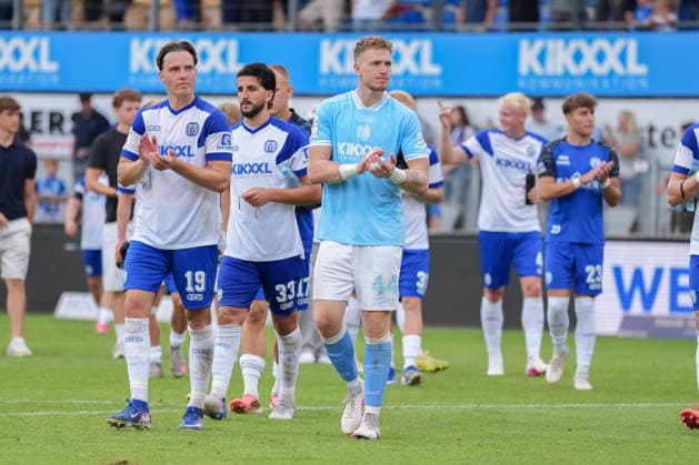 Deutschland: Fussball, 3. Liga, 2. Spieltag, Hänsch-Arena, SV Meppem vs. SG Sonnenhof-Großaspach: Julius Pünt (SV Meppen, 44), Luis Sprekelmeyer (SV Meppen, 19), Richard Meier (SV Meppen, 13) *** German Soccer, 3rd Division, Matchday 2, Hänsch Arena, SV Meppen vs. SG Sonnenhof Großaspach Julius Pünt (SV Meppen), 44, Luis Sprekelmeyer (SV Meppen), 19, Richard Meier (SV Meppen), 13 Copyright: xMichelxWittex