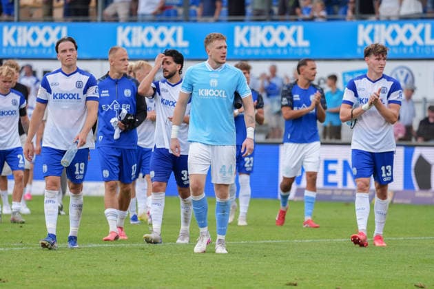 Deutschland: Fussball, 3. Liga, 2. Spieltag, Hänsch-Arena, SV Meppem vs. SG Sonnenhof-Großaspach: Julius Pünt (SV Meppen, 44), Luis Sprekelmeyer (SV Meppen, 19), Richard Meier (SV Meppen, 13) *** German Soccer, 3rd Division, Matchday 2, Hänsch Arena, SV Meppen vs. SG Sonnenhof Großaspach Julius Pünt (SV Meppen), 44, Luis Sprekelmeyer (SV Meppen), 19, Richard Meier (SV Meppen), 13 Copyright: xMichelxWittex